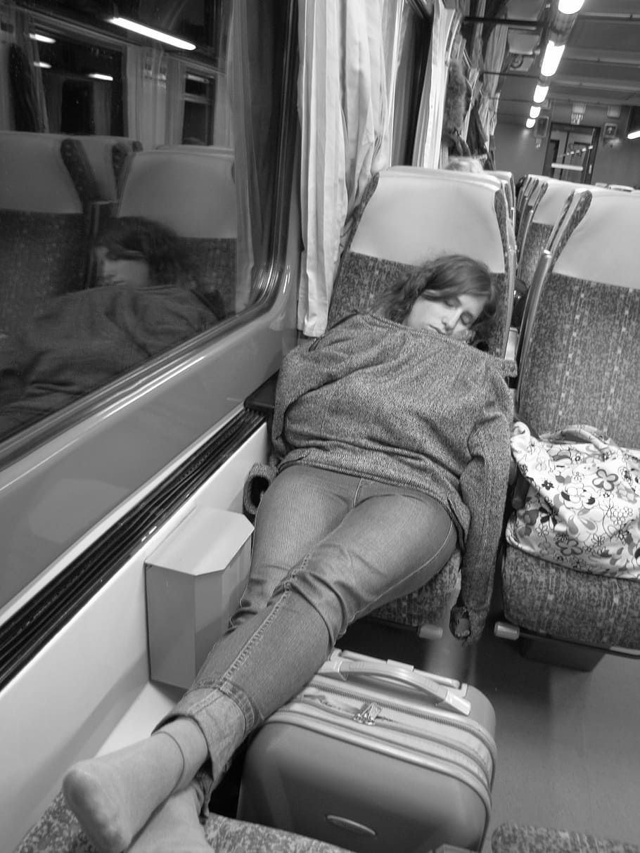 Популярная модель раздвигает ноги в поезде 