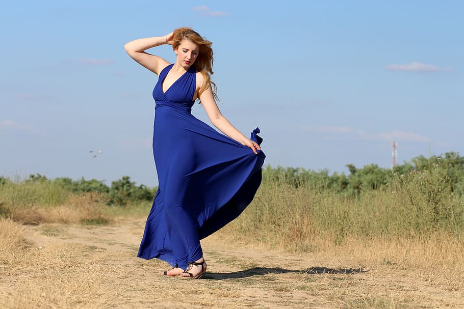 Изумительная дама в голубом платье