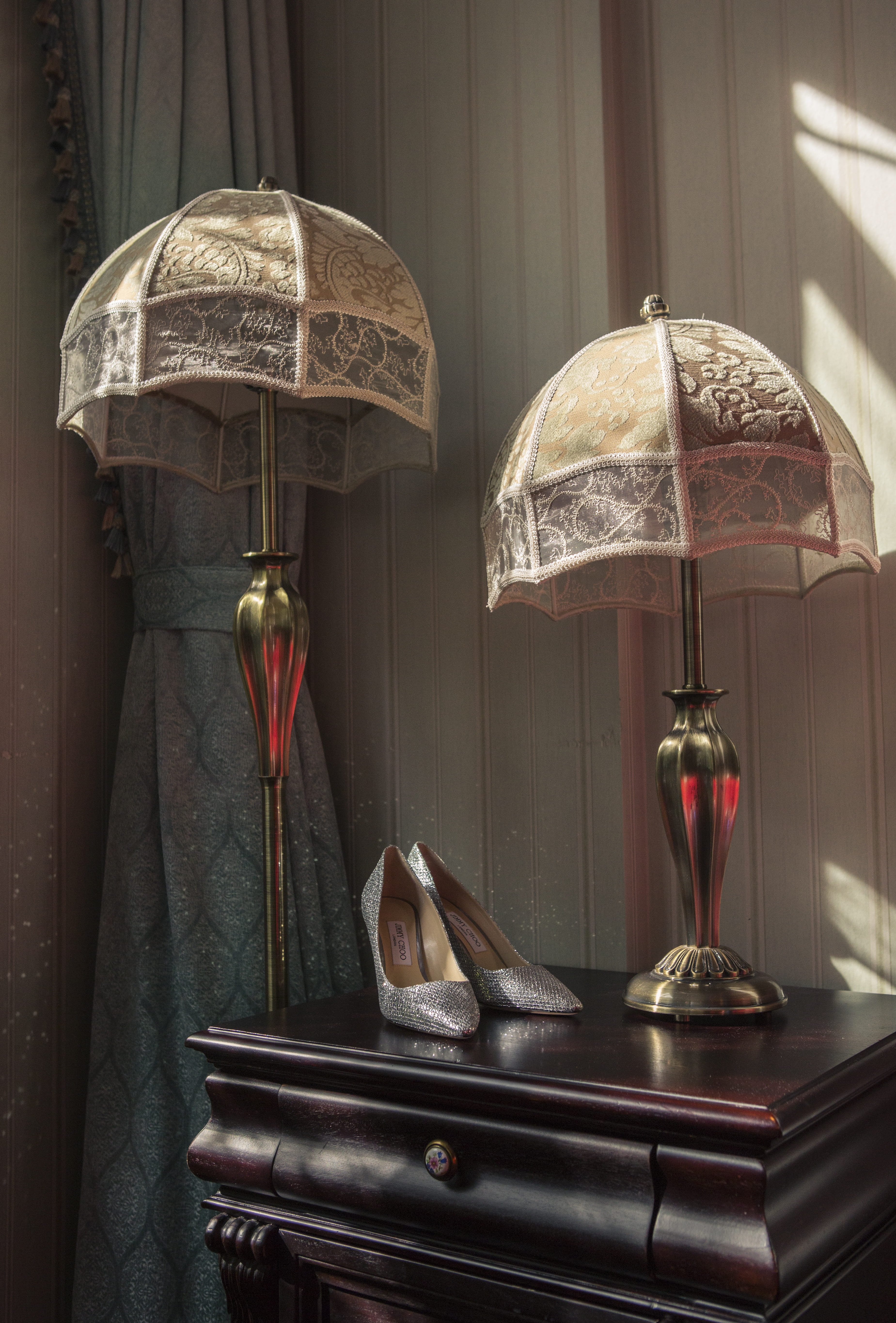 lamp, desk, sunlight, interior, table, modern, home, room, high-heel