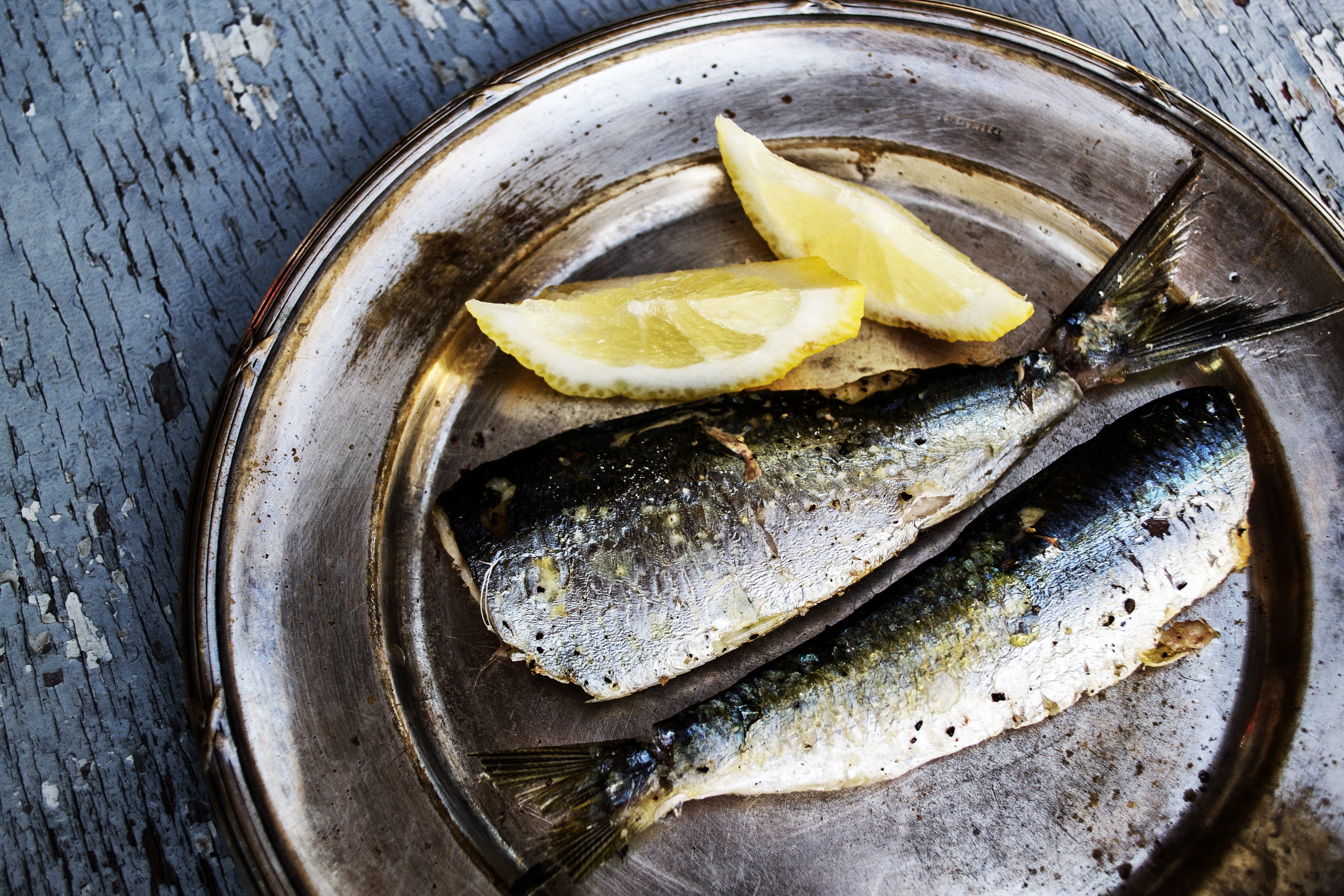 dried fish with lemons on plate, sardines, fish pictures, sea food