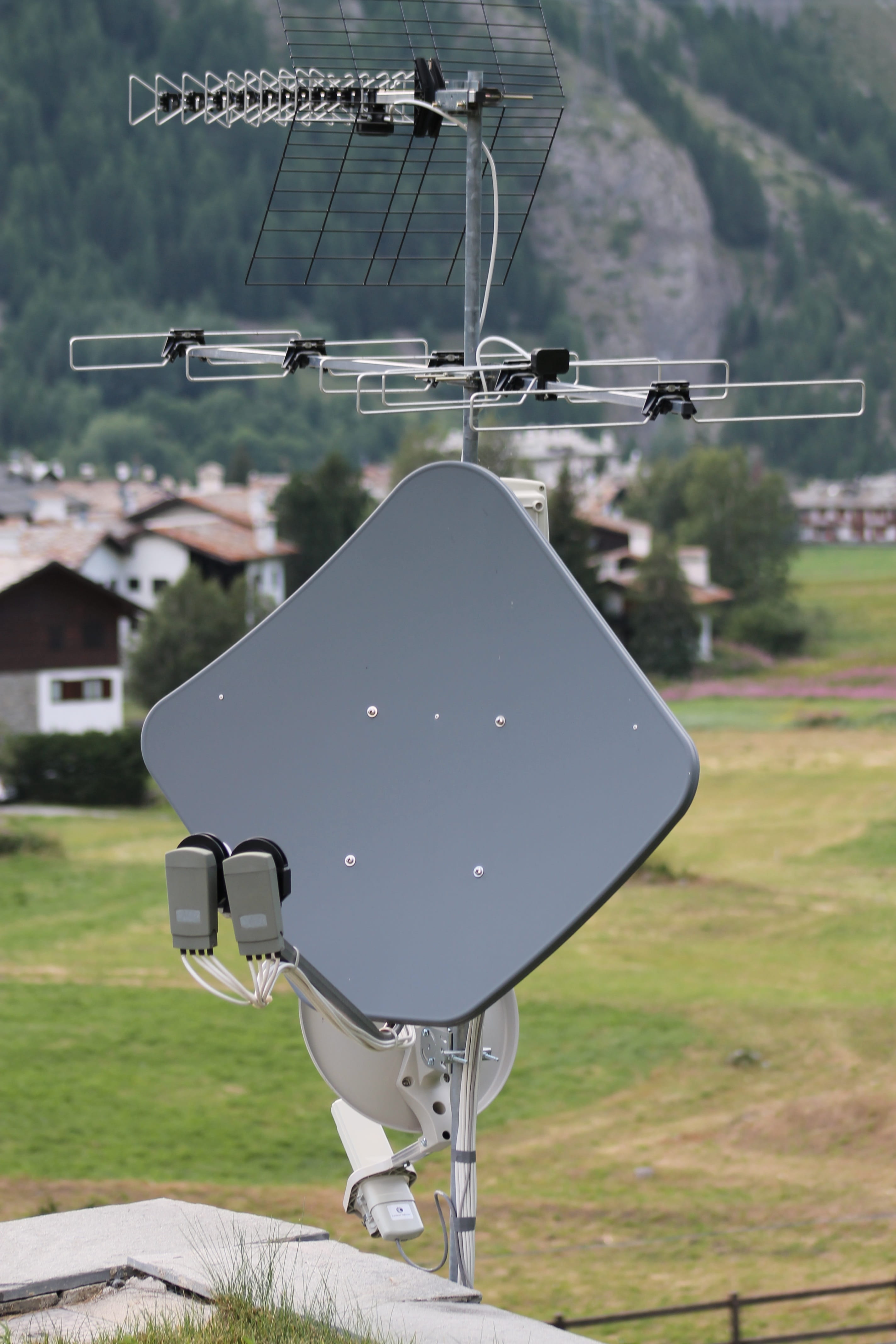 antenna, network, communications, focus on foreground, day