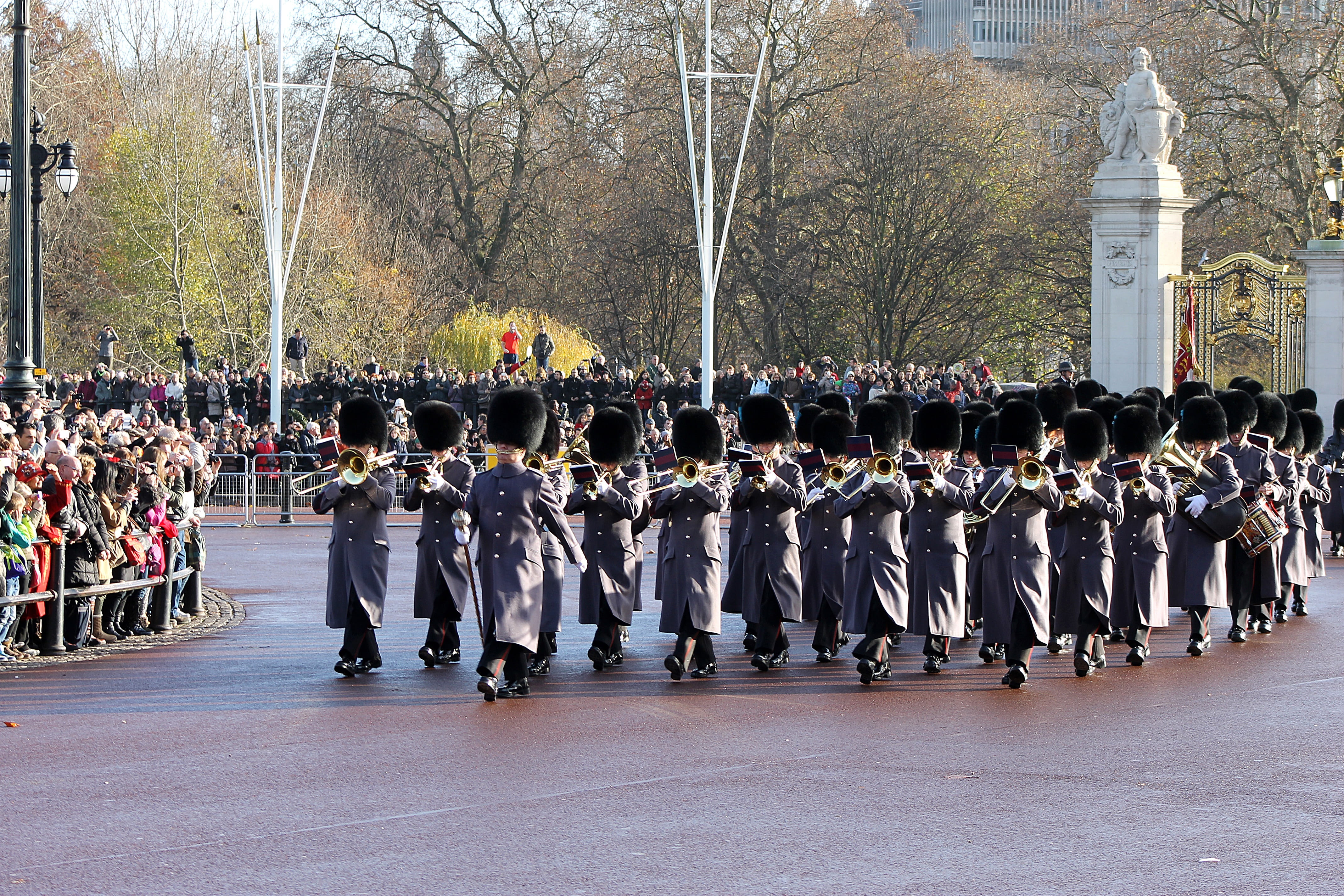 london, changing of the guard, buckingham palace, large group of people