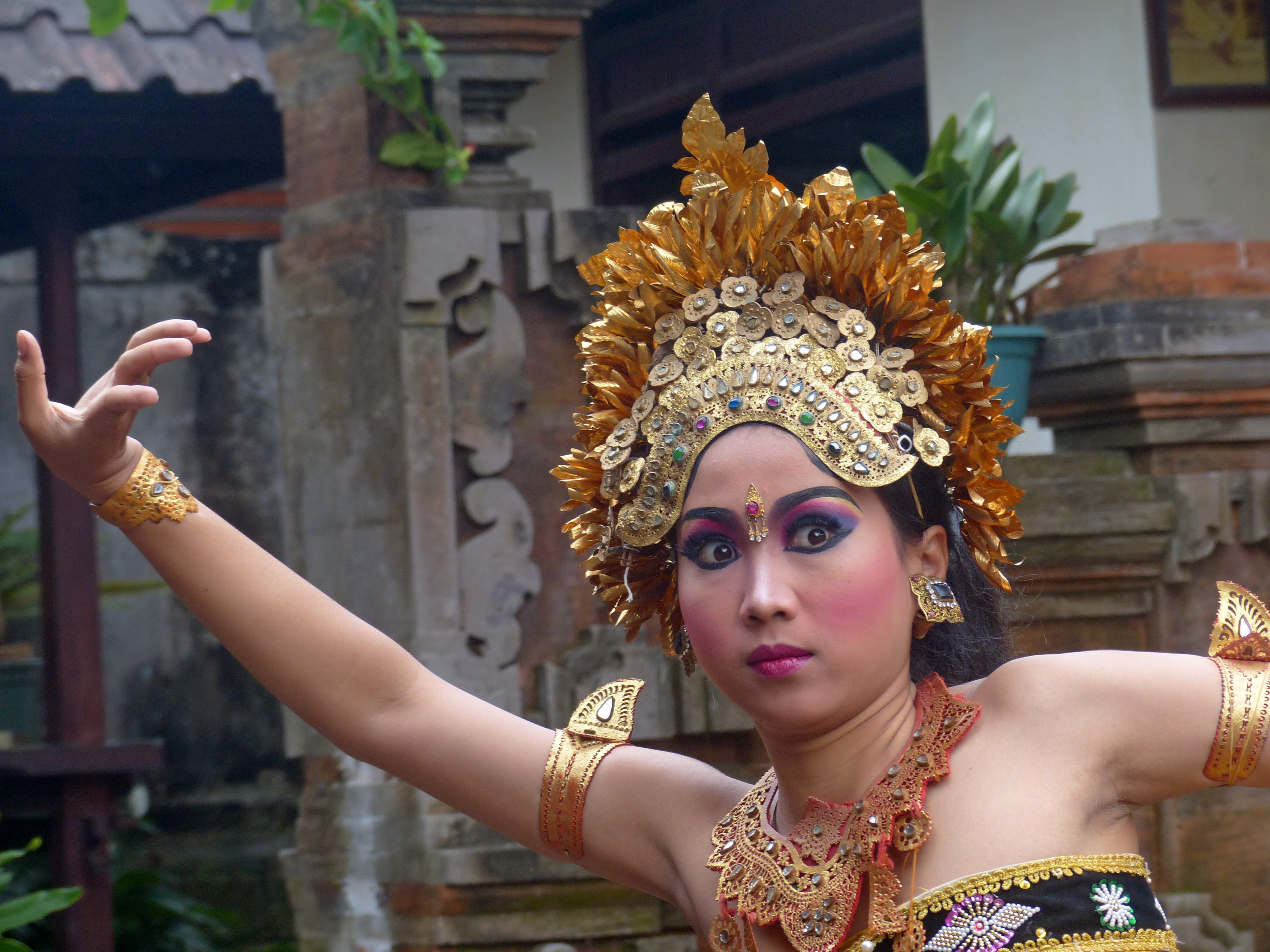 Free Download Hd Wallpaper Woman Wearing Traditional Costume Indonesia Bali Dancer Show