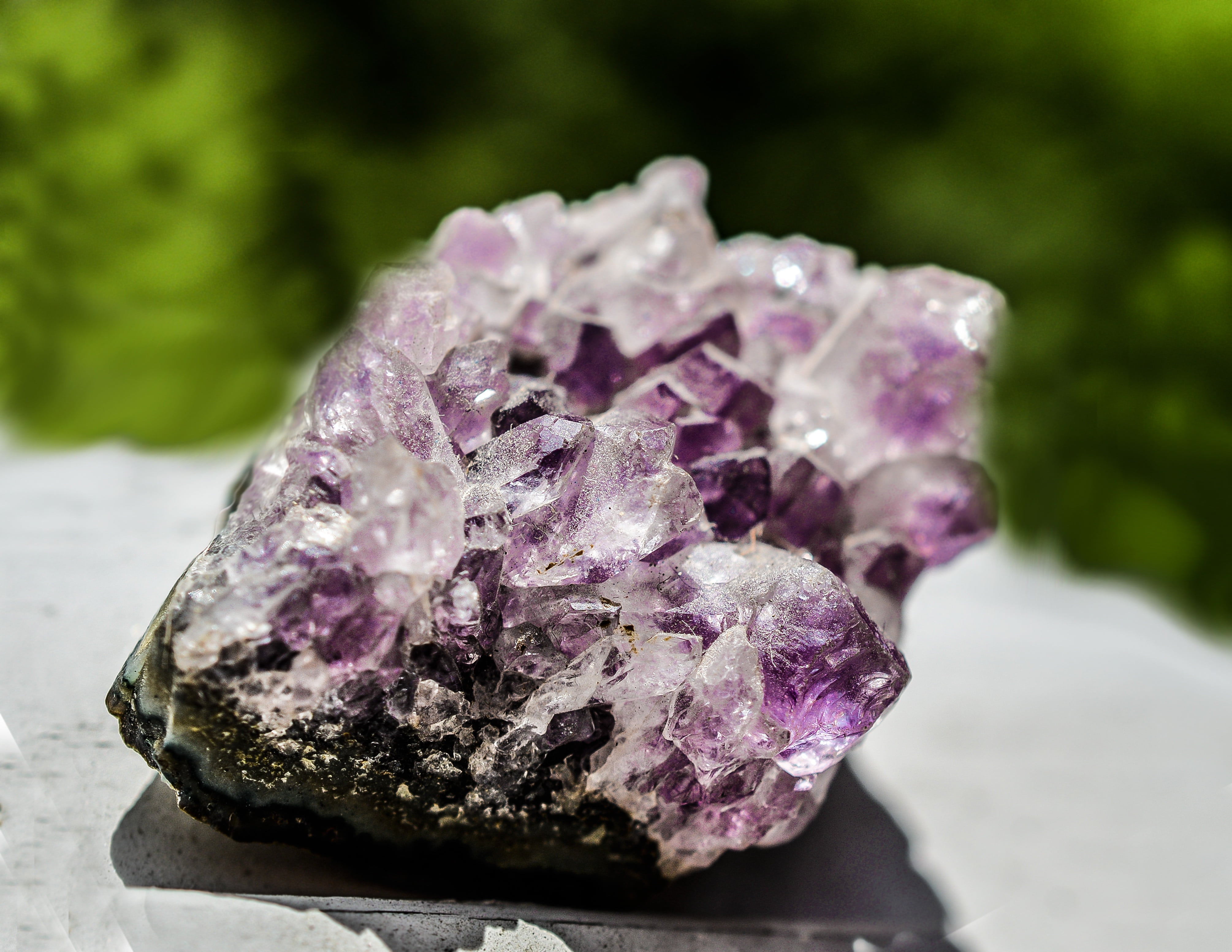 closeup photography of purple geode stone, amethyst, crystal