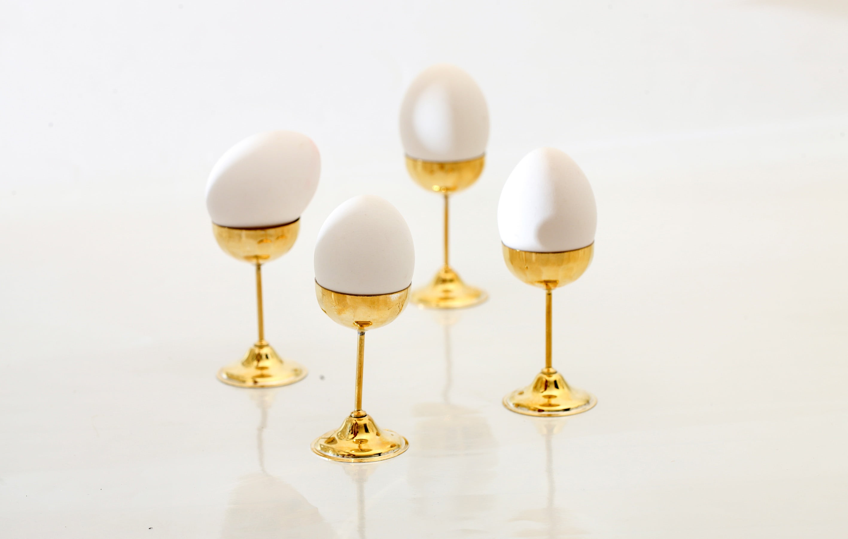egg, pedestal, egg stand, golden, gilt, egg cup, vintage, studio shot