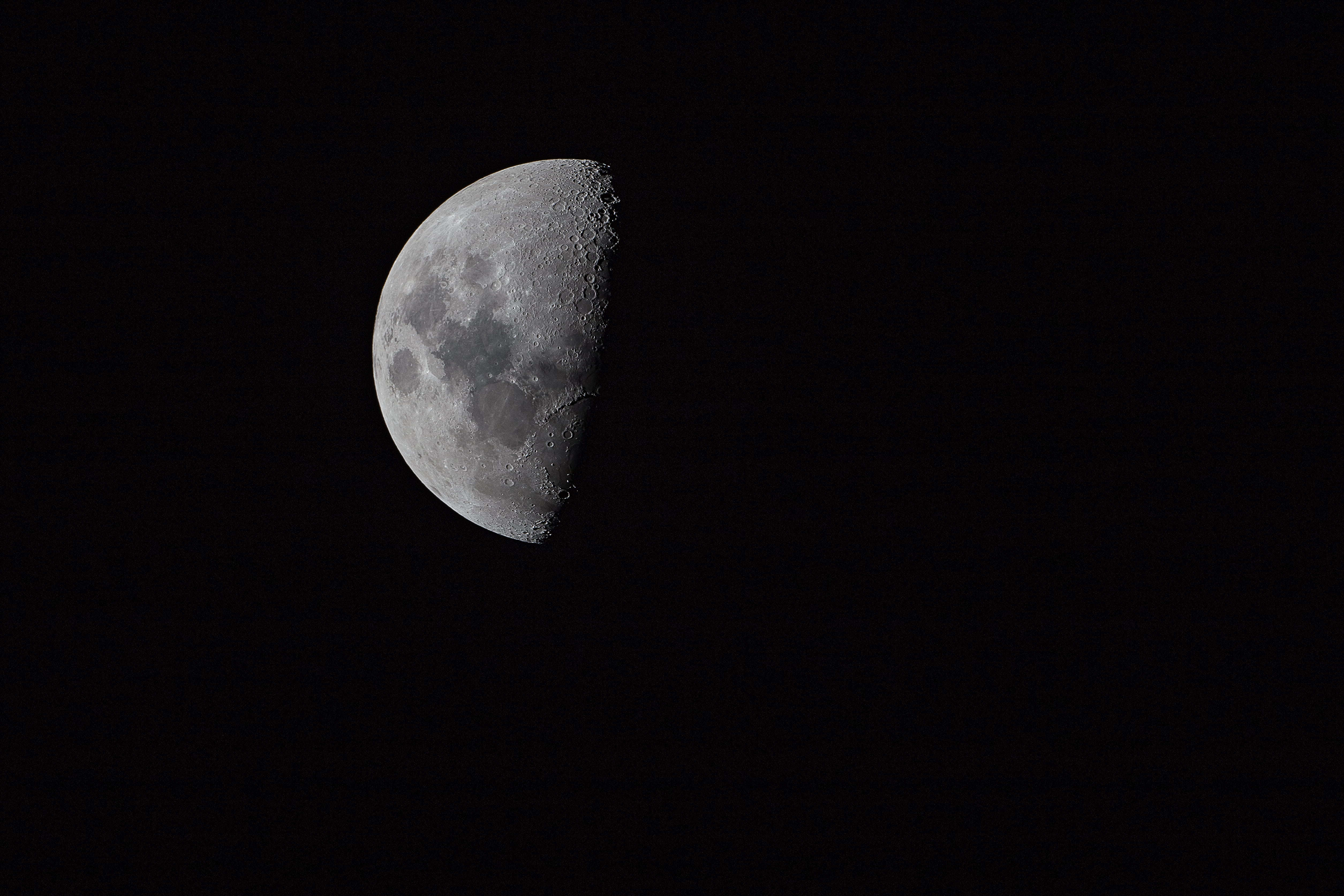 half moon on pitch dark sky, photography of moon, planet, black and white