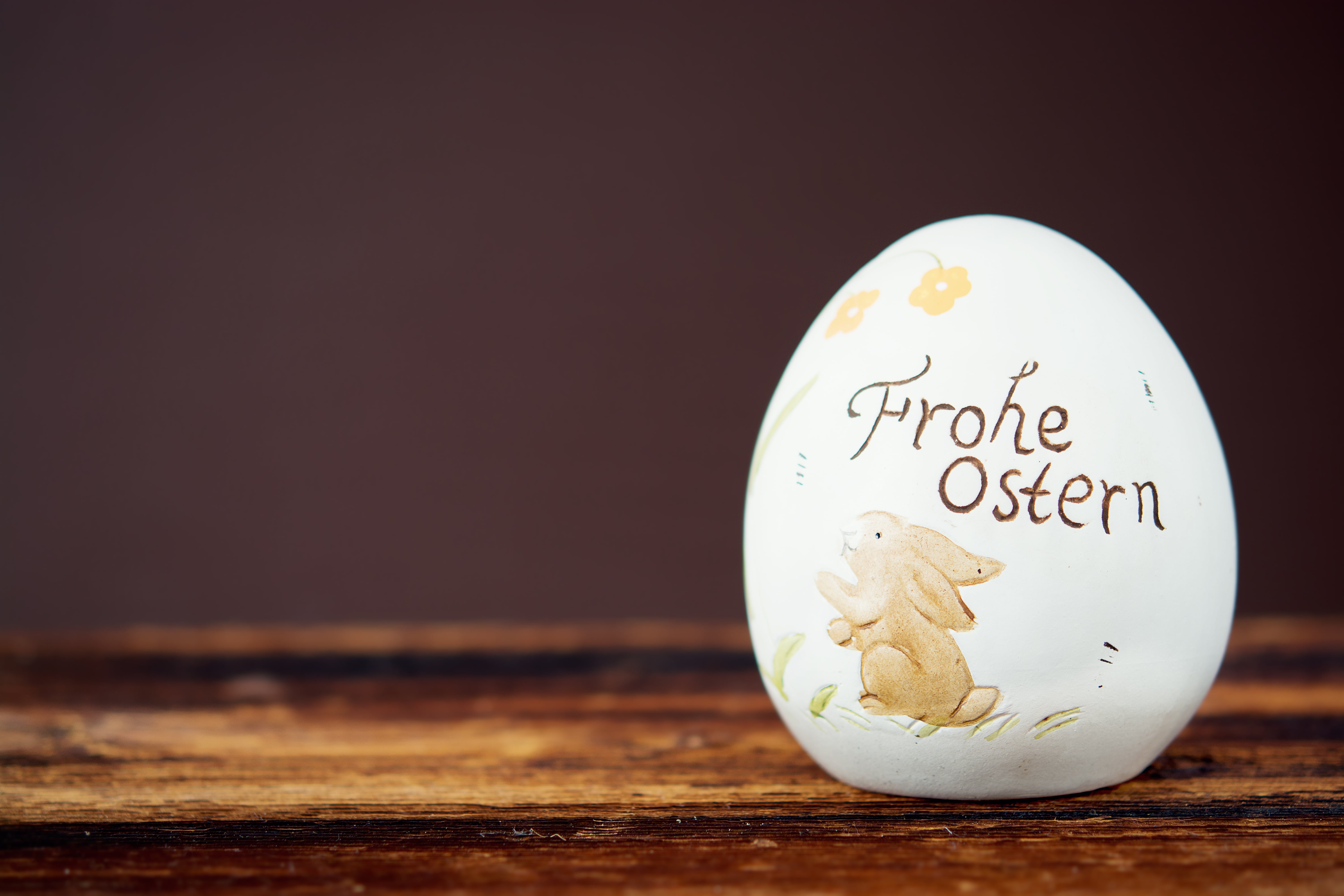 white egg with frohe ostern print, easter egg, deco, dekoei, painted