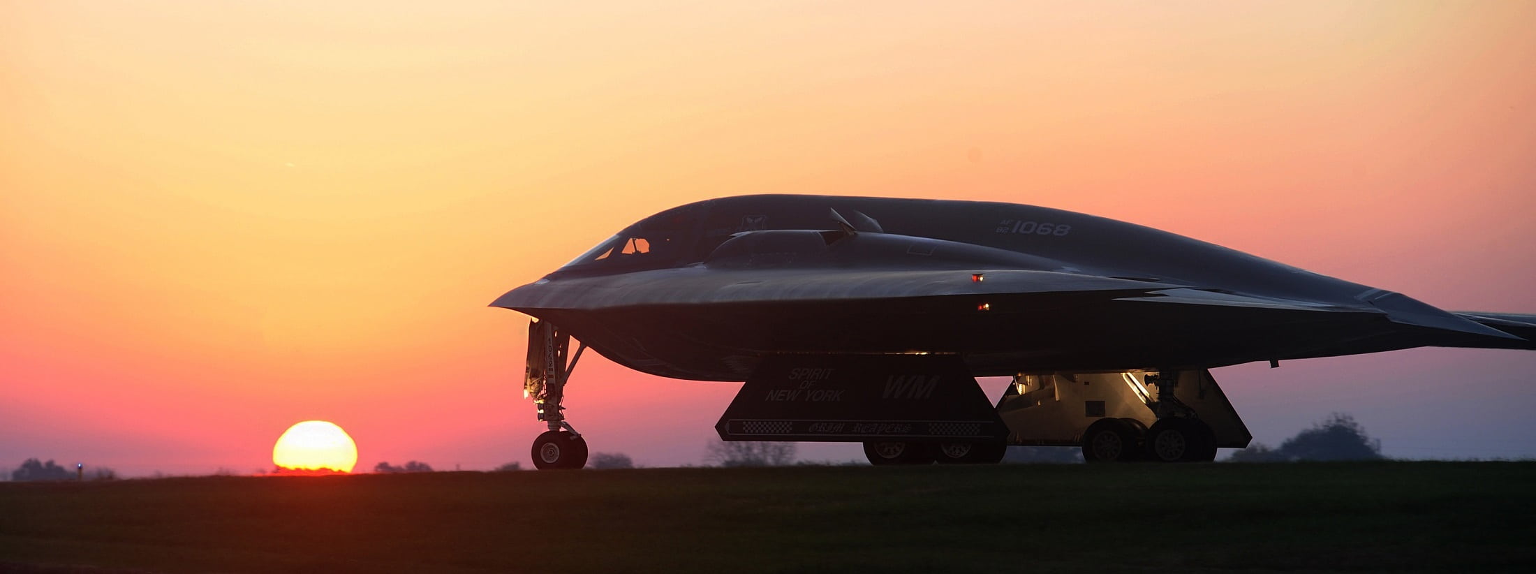 silhouette of military aircraft, stealth bomber, flightline, b2