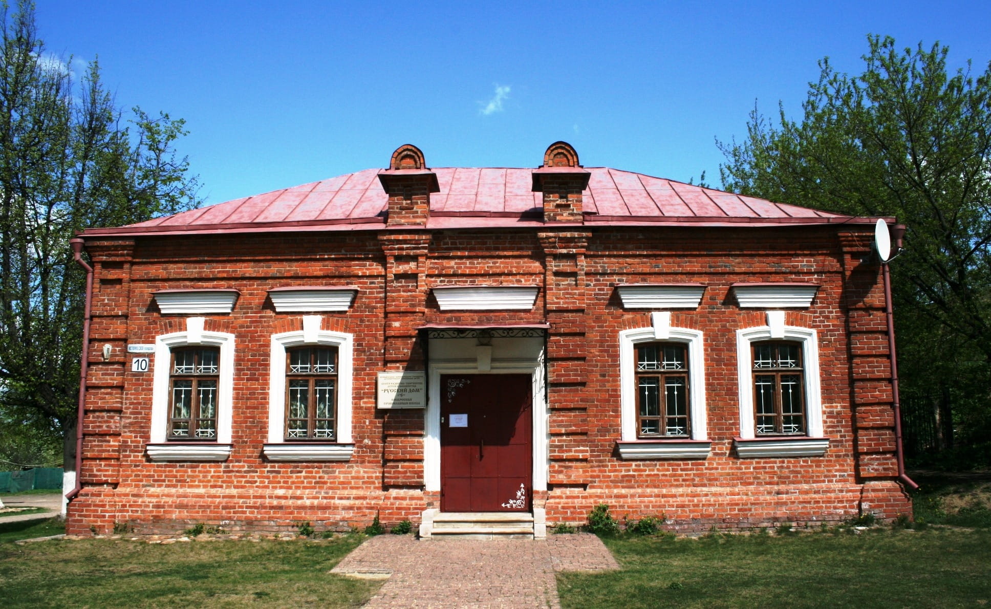 Building, Red, Brick, Rectangular, Roof, slanted, windows, frames