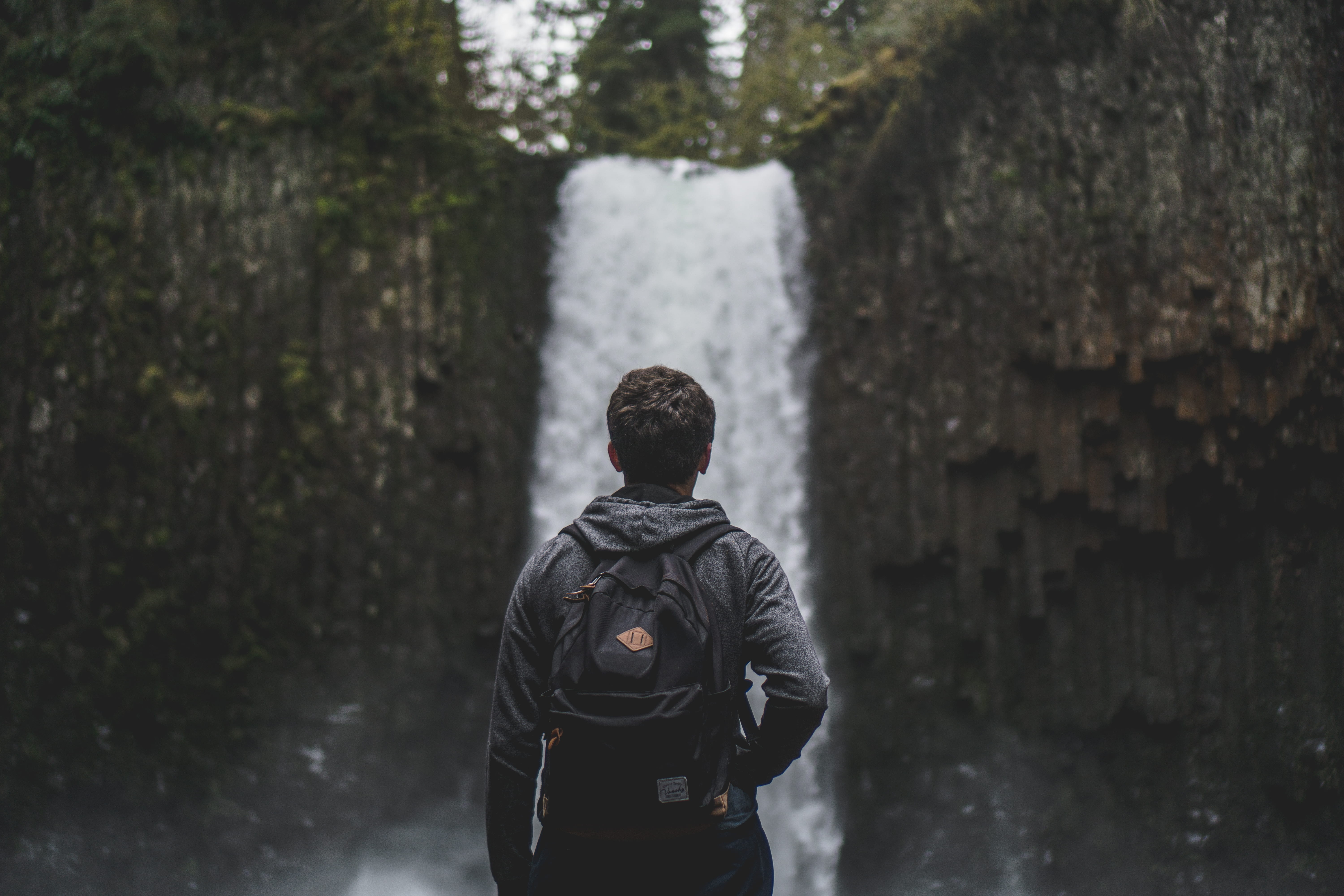 Лицом назад. Атмосферные фотографии людей без лица. Фото: Marcelo Cidrack / Unsplash. Man facing backwards.