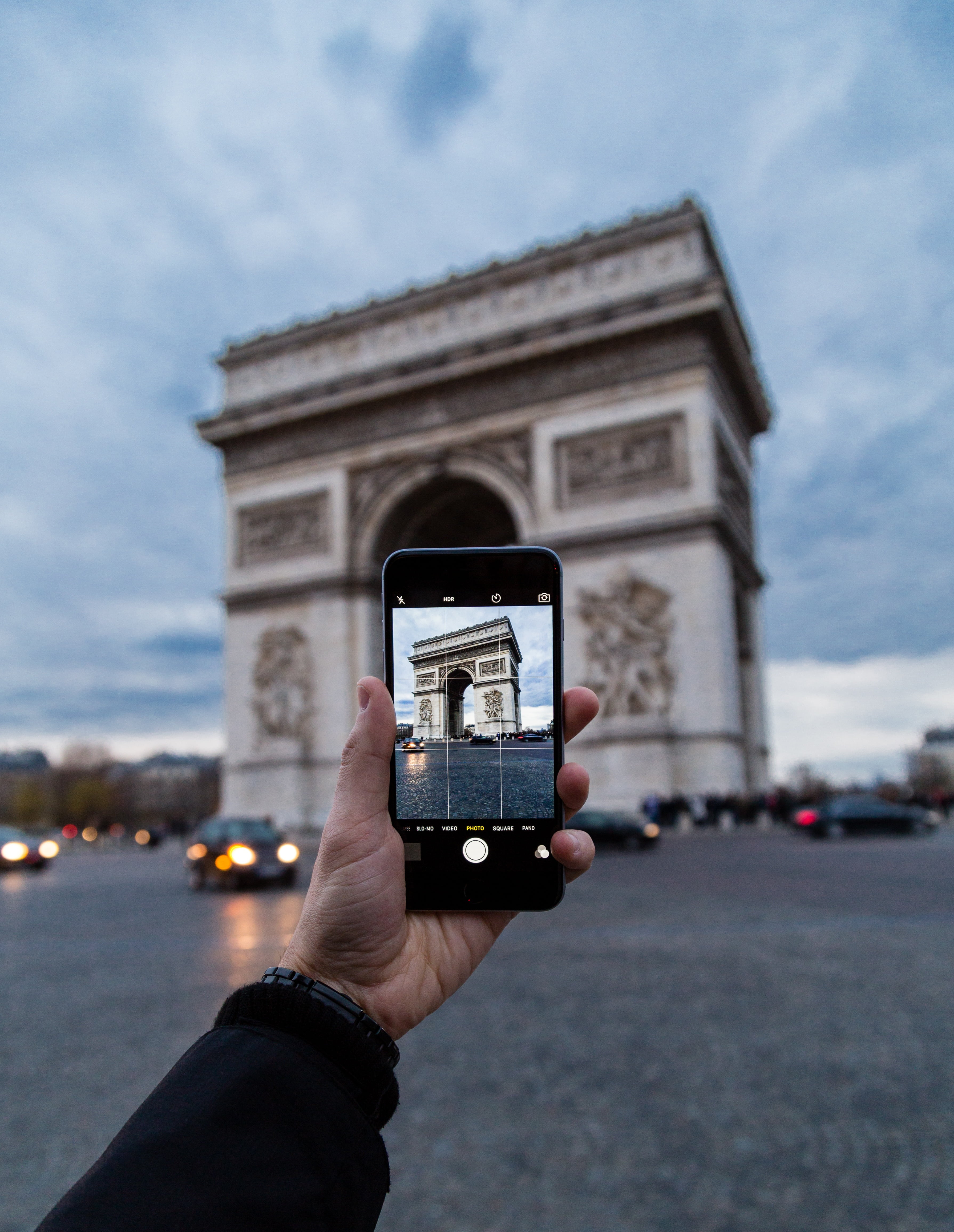 Arc de Triomphe, Paris, person, holding, black, iphone, taking