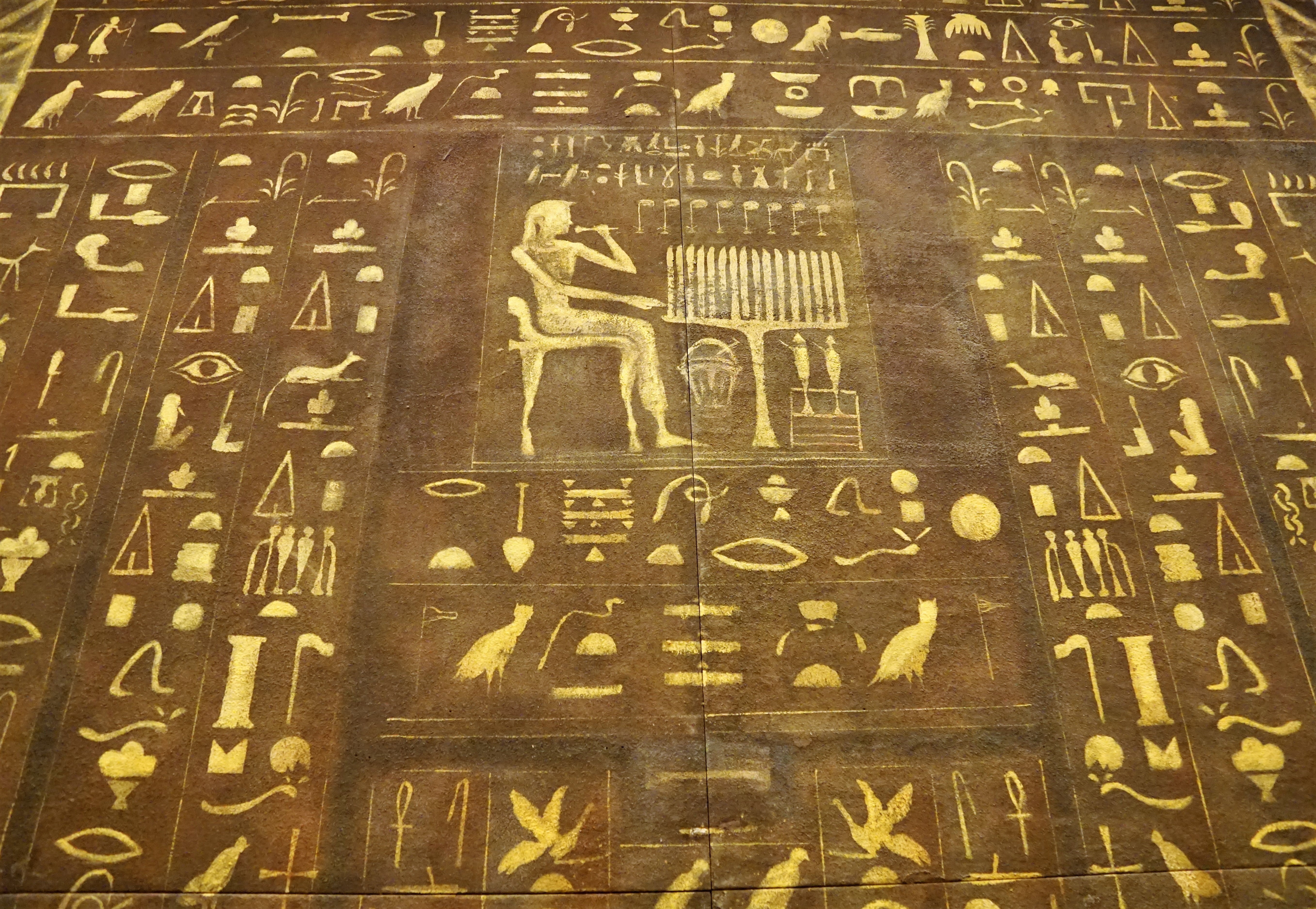 Фараон на букву т. Иероглифическая письменность древнего Египта. Древнейшие иероглифические надписи Египта. Письмена Египет пирамиды. Письмена древних египтян фараон.