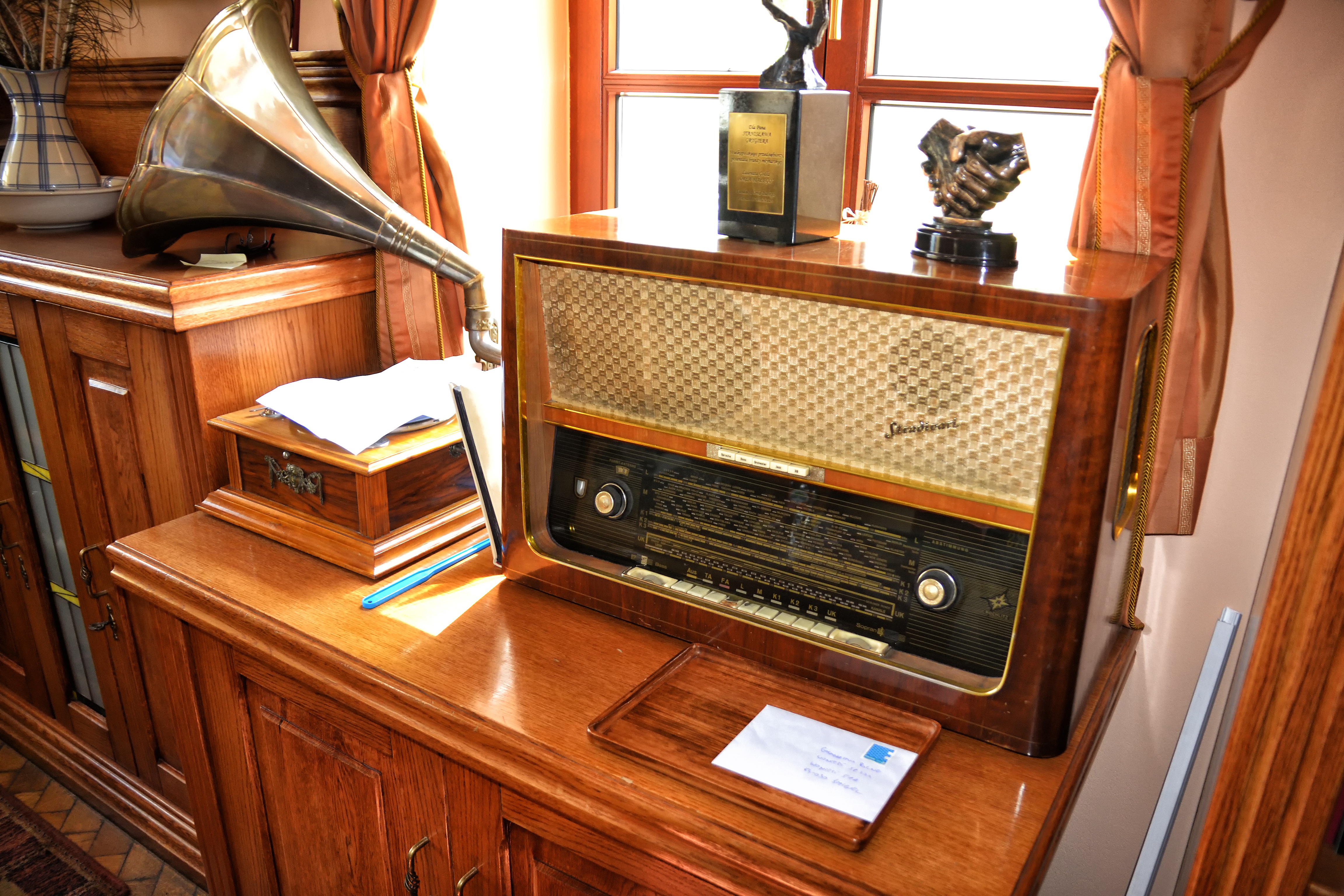 vintage brown AM/FM radio on cabinet, old radio, antiques, reception