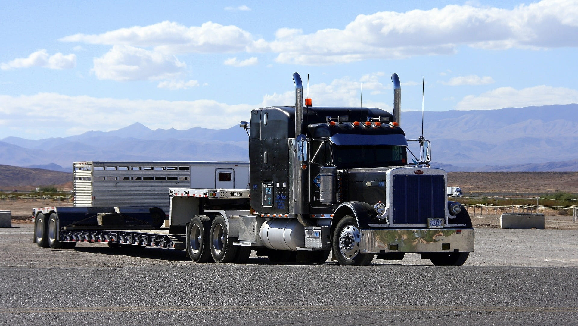 Трак на русском языке. Петербилт 379 с тралом. Американский грузовик Peterbilt. Петербилт 369. Петербилт 587.