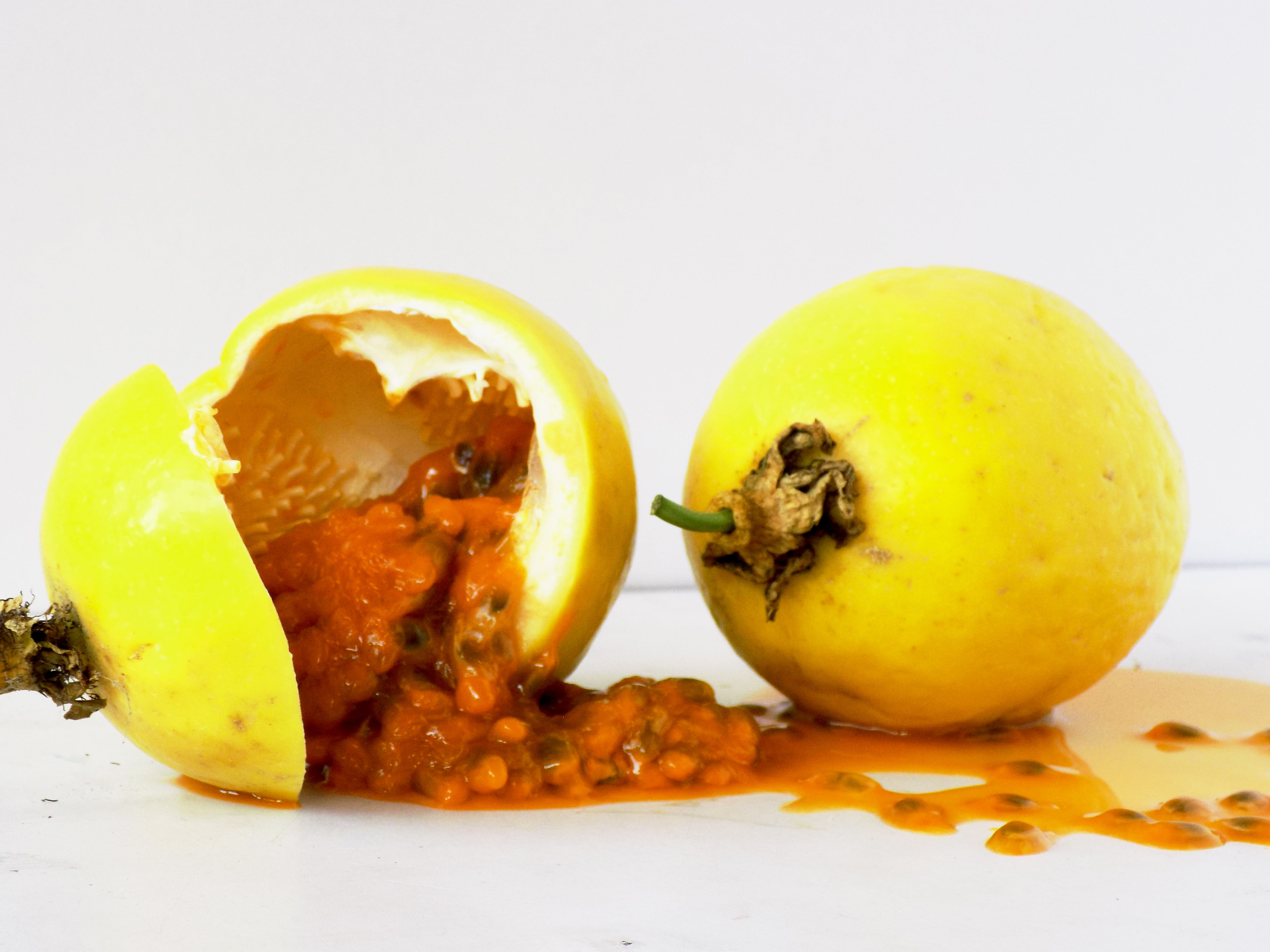 sliced passion fruit, pulp, tropical fruit, passiflora edulis