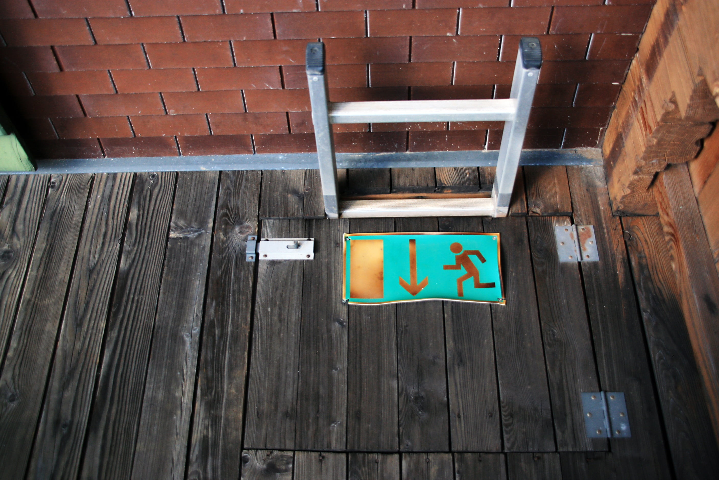 emergency staircase, exit, scale, balcony, wood, bricks, hostel