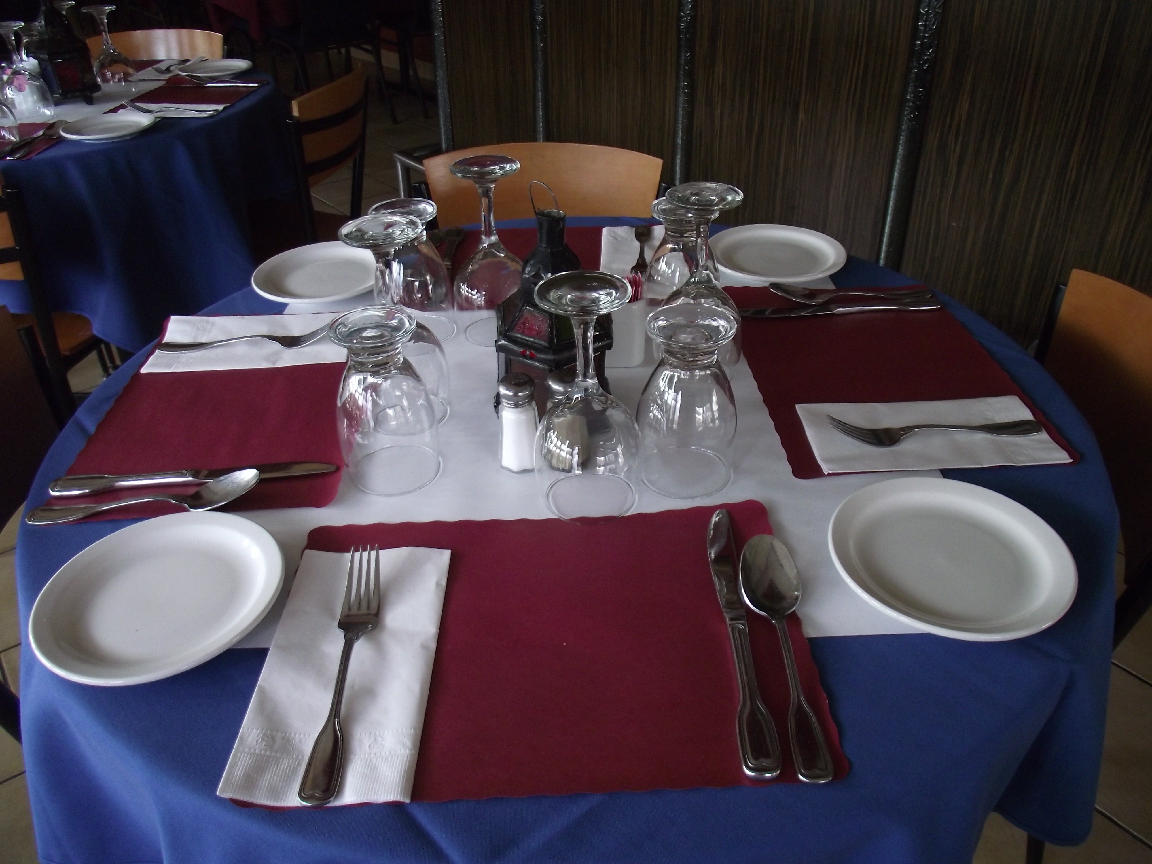 restaurant table, dining table, table setting, napkin, silverware