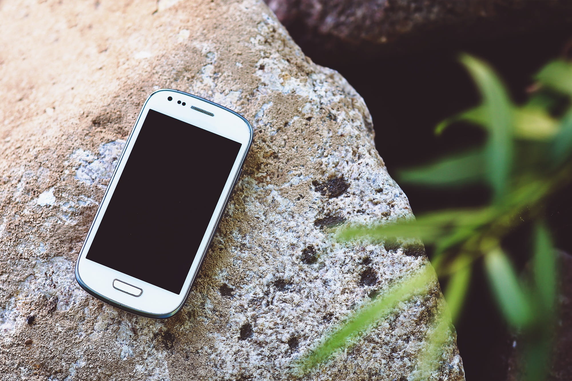 turned-off white Samsung Galaxy S3 mini, smartphone, mobile, outdoors