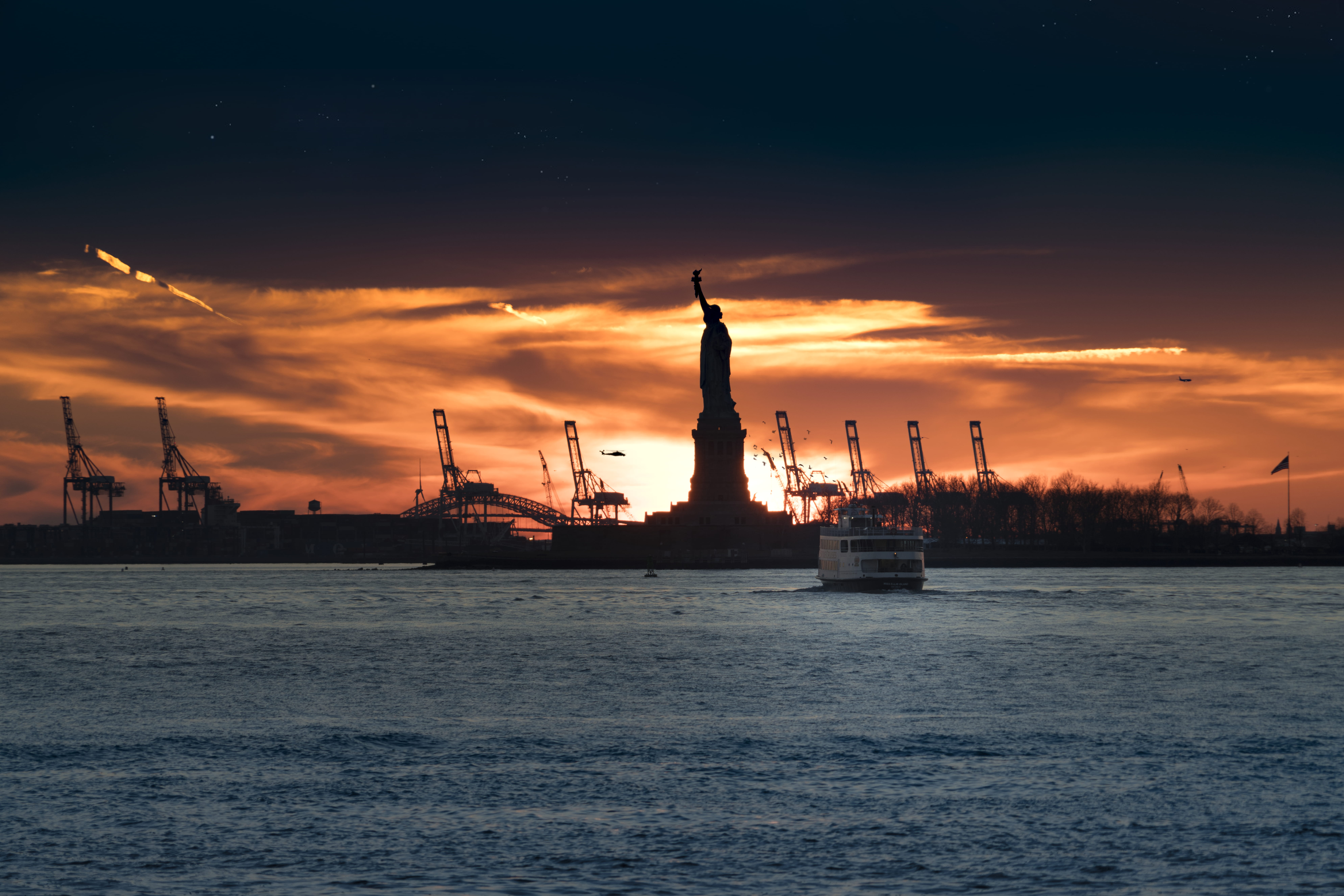 silhouette of Statue of Liberty near body of water, silhouette of Statue of Liberty during sunset