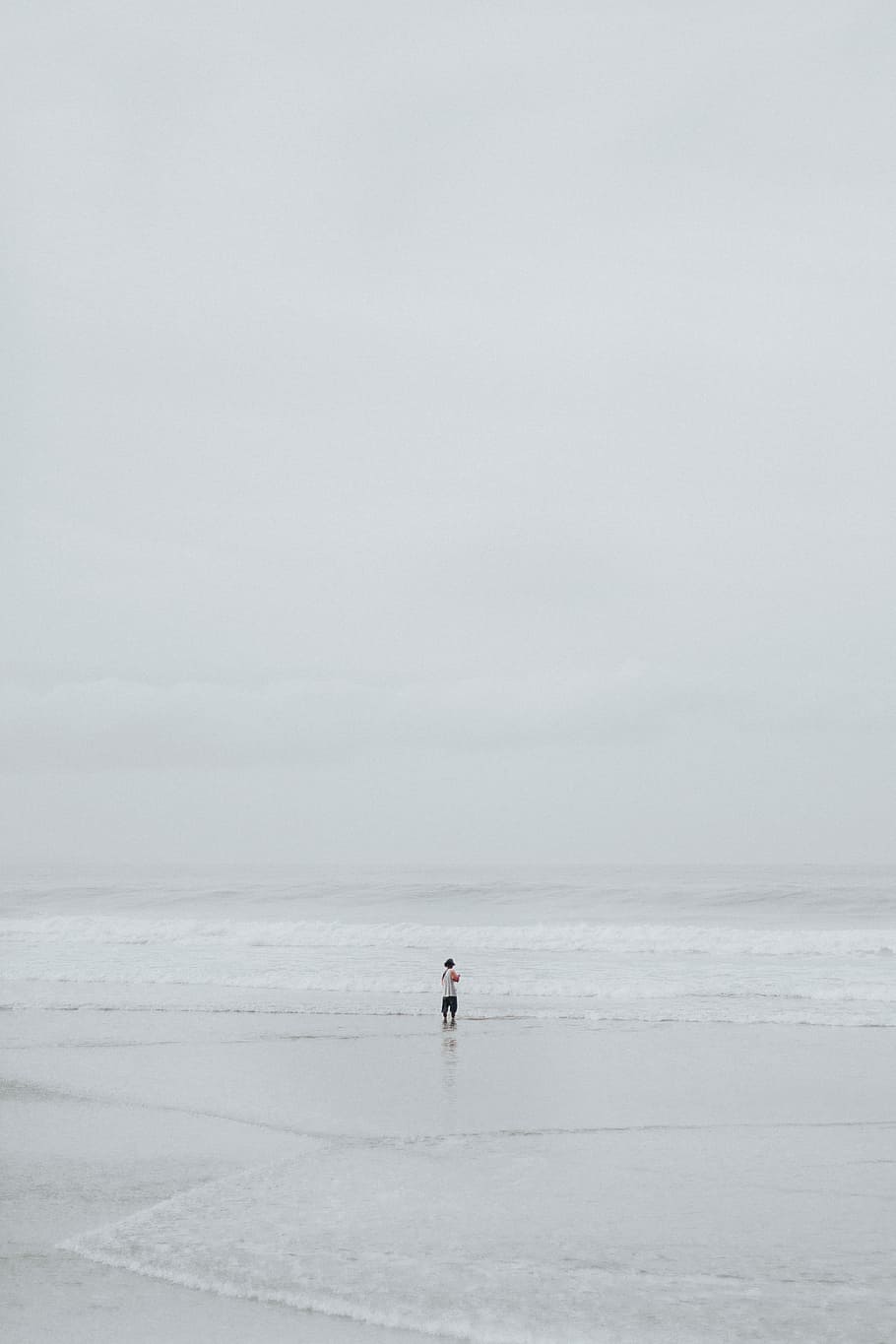 person in middle of seashore, man standing on seashore, ocean HD wallpaper