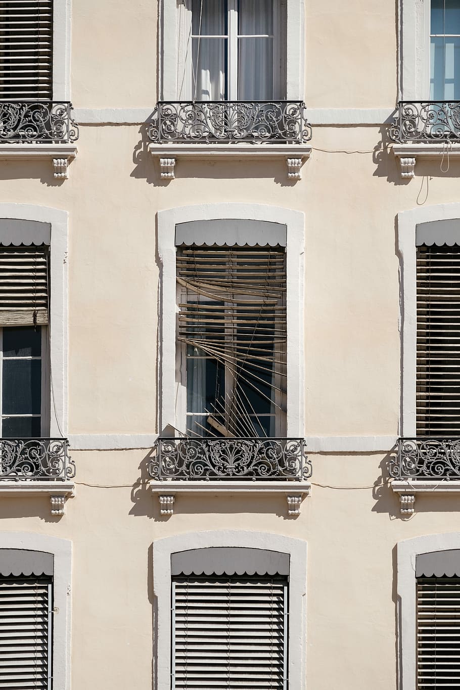 windows of tenement, brown and white windowpane, window blind HD wallpaper