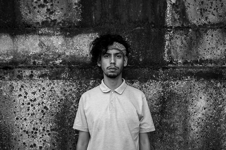 guille, grayscale photography of man in polo shirt, male, wall HD wallpaper