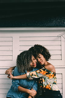woman hug each other, two woman hugging each other, best, bff HD wallpaper