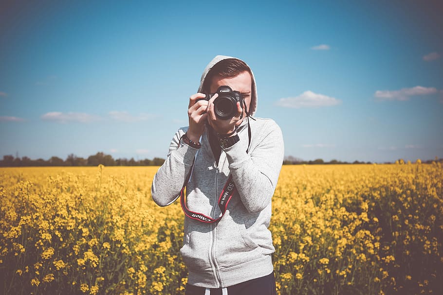 Photographer Taking a Photo in The Field, boy, camera, dslr, man HD wallpaper