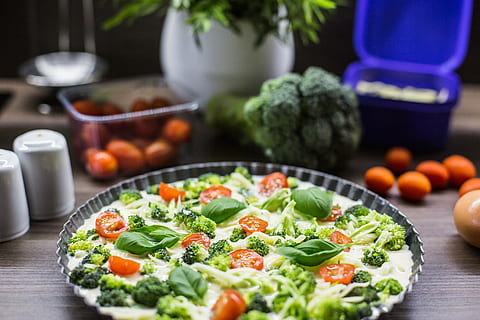 Fresh & Healthy Fitness Broccoli Pie with Basil, baked, baking HD wallpaper