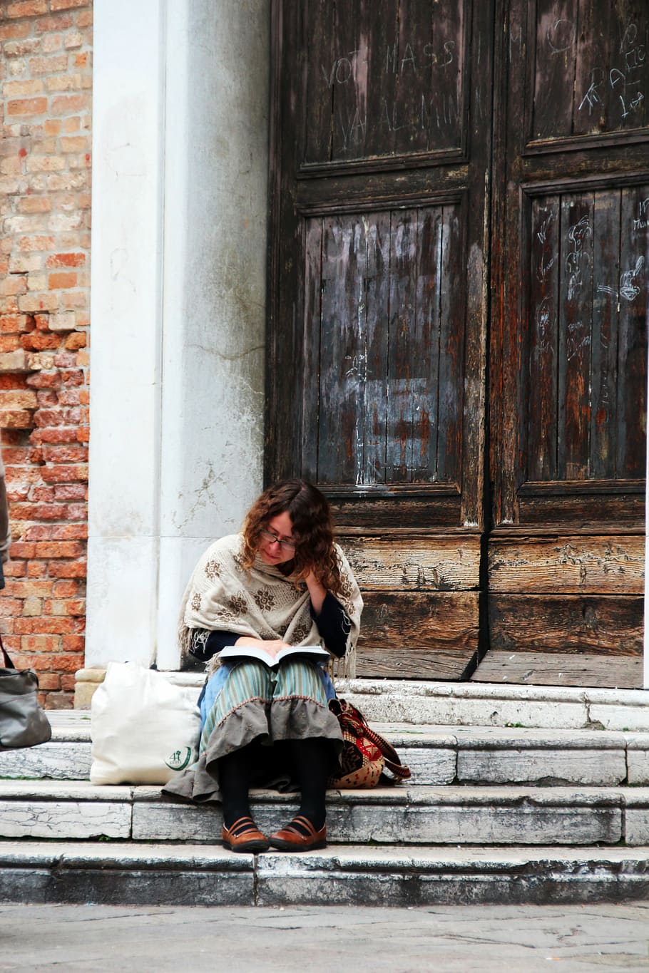 read, stairs, study, architecture, real people, one person HD wallpaper
