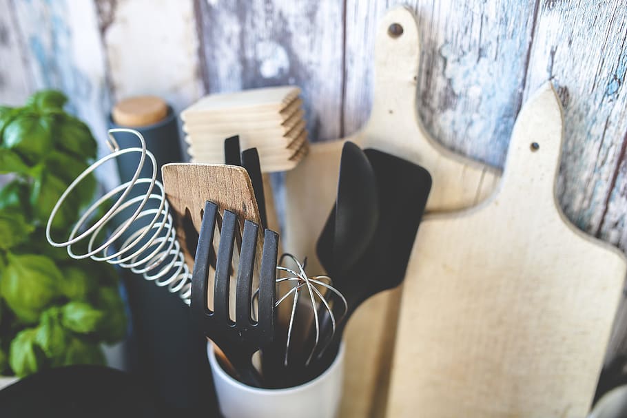 brown and black kitchen ladles in container, utensils, wall HD wallpaper