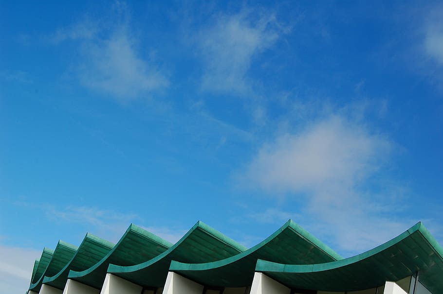 concrete structure with green roof, green building roofs under clear sky during daytime HD wallpaper