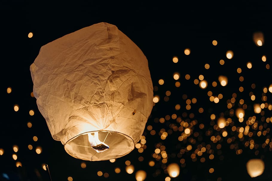 sky lanterns, beige sky lantern, flame, night, dark, bokeh, lighting equipment HD wallpaper