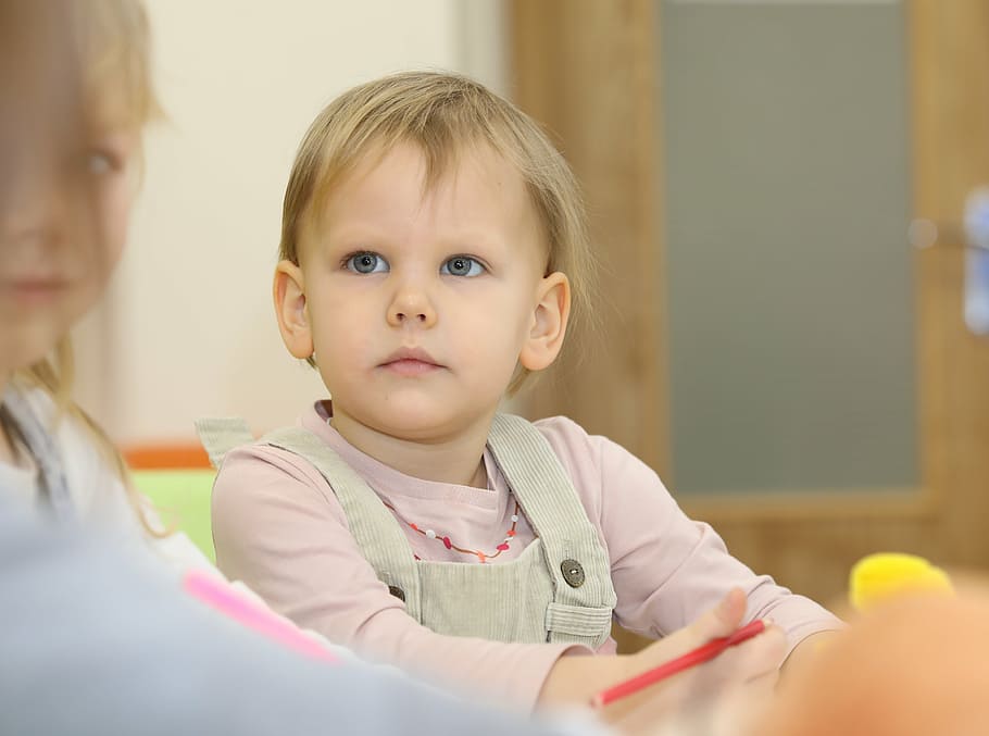 close up photo of toddler sitting on chair beside girl, baby HD wallpaper