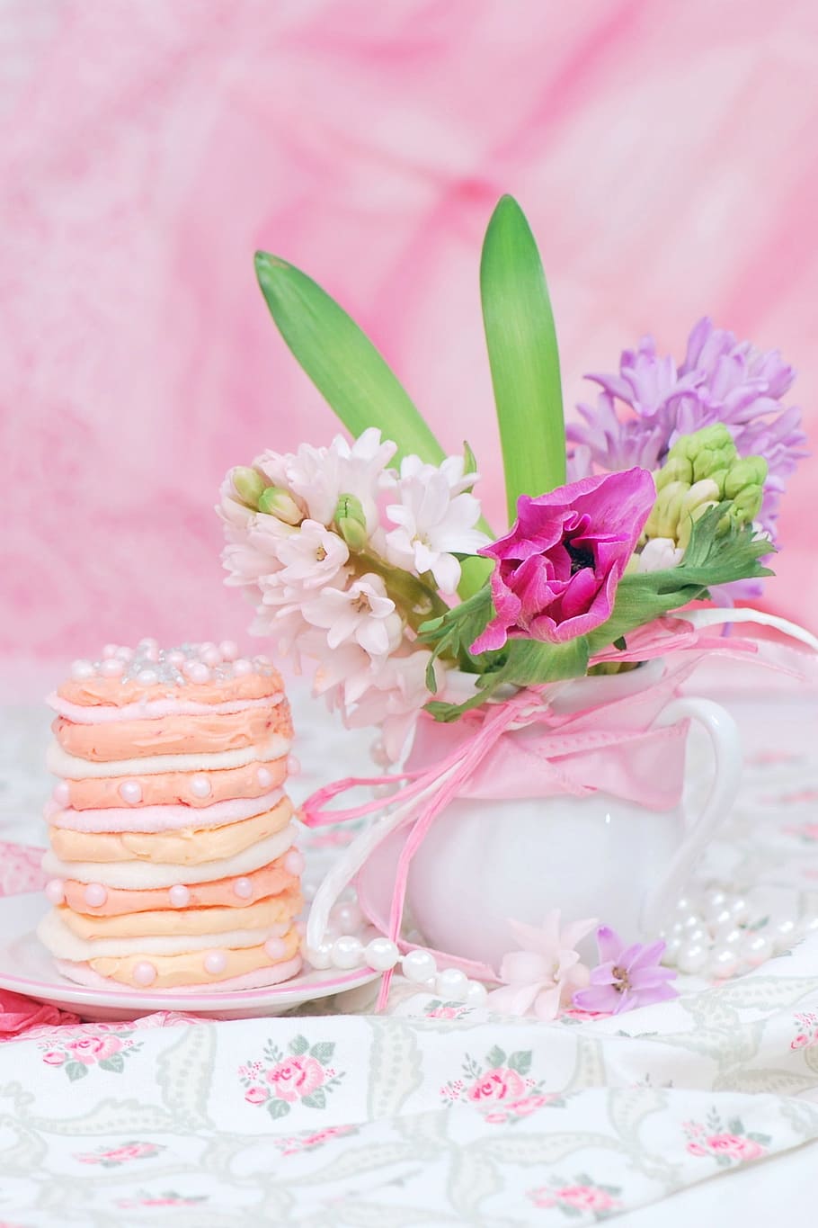 pink and green flower centerpiece in white ceramic vase, eat, HD wallpaper