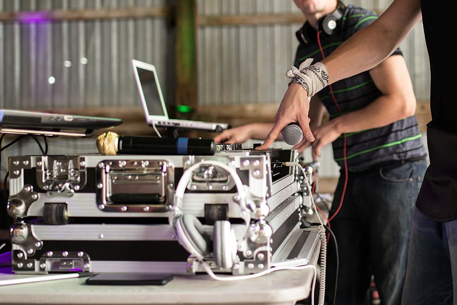 person using DJ turntable, selective focus photography of person holding microphone, HD wallpaper