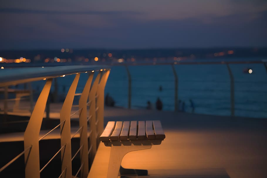 brown and white stool on cruise ship, selective focus photography of brown seat HD wallpaper