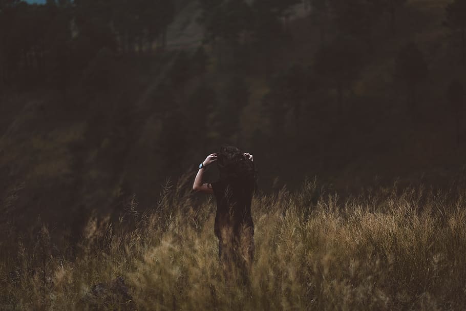 woman standing on green grass on mountain, woman in black shirt standing on brown grass photo HD wallpaper
