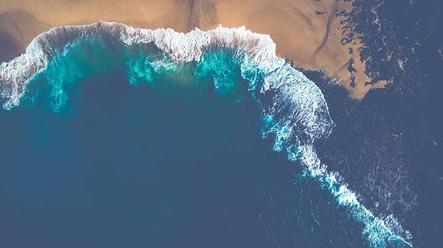 aerial view of ocean wave during daytime, aerial photo of sea waves splashing through shore HD wallpaper