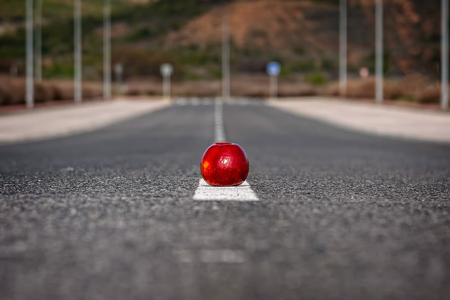 selective focus of red apple on road, crisp, juicy, fruit, frisch, HD wallpaper