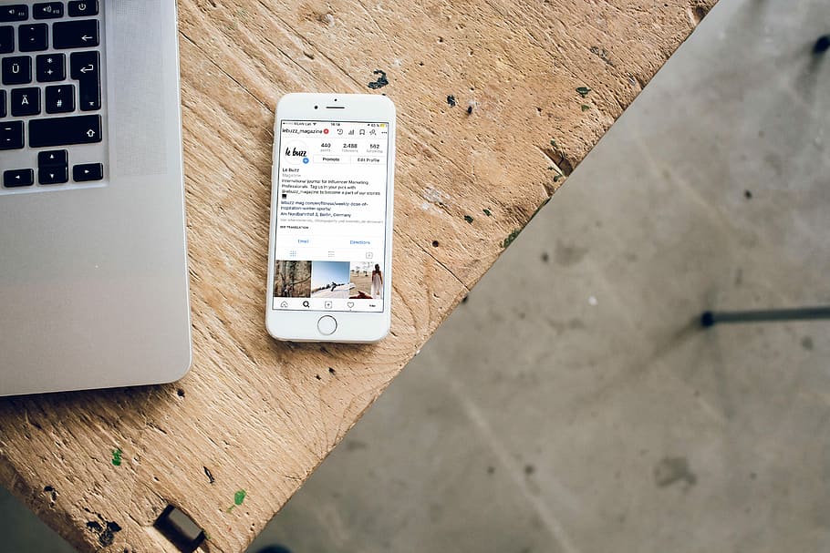 silver iPhone 6 turned on, turned on silver iPhone 6 near MacBook HD wallpaper