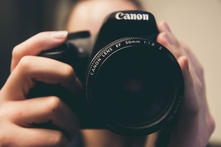 shallow focus photography of person taking photo using Canon DSLR camera, person taking a photo using Canon DSLR camera HD wallpaper