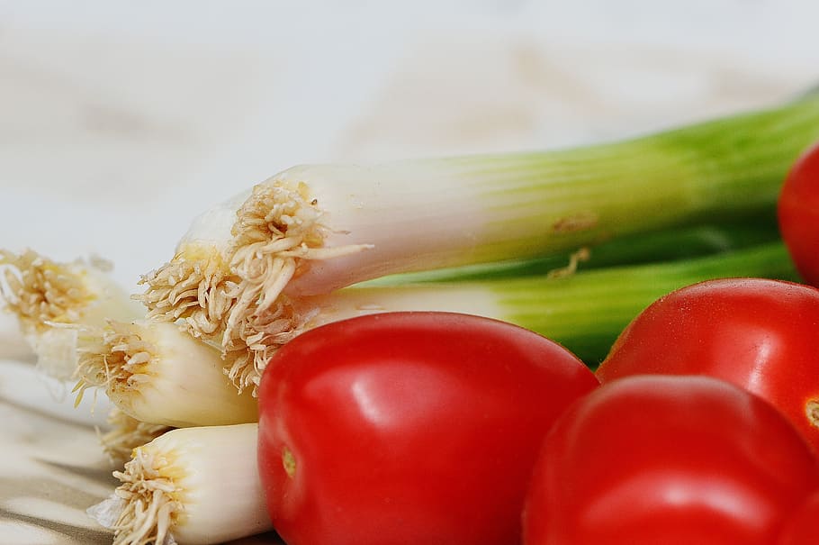tomatoes, spring onions, vegetables, healthy, vitamins, frisch HD wallpaper