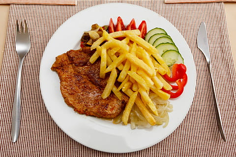 french fries, fried meat, cucumber, and slice chili, photo HD wallpaper