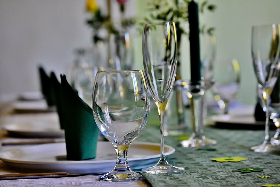 gedeckter table, board, tableware, glasses, plate, napkins HD wallpaper