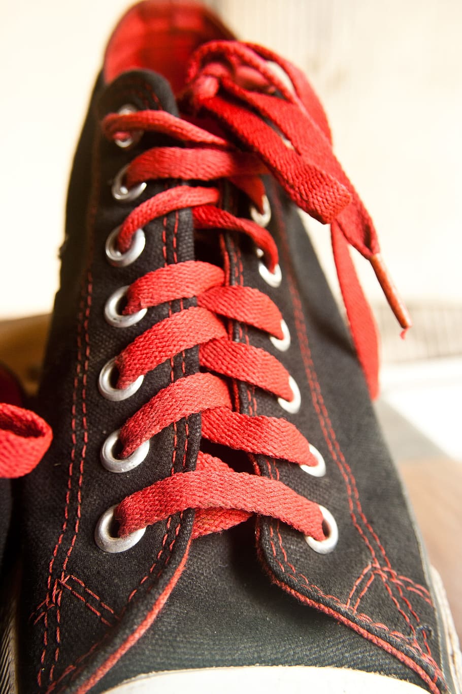 Black converse cheap red laces