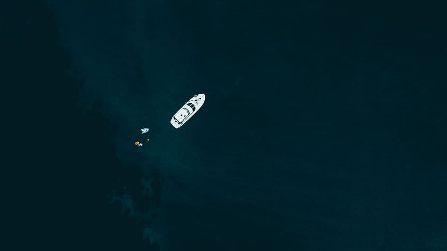 white ship on body of water, birdseye photography of white powerboat HD wallpaper