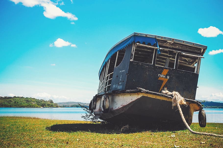 boat, stranded, aground, water, lake, blue, sky, ship, old HD wallpaper