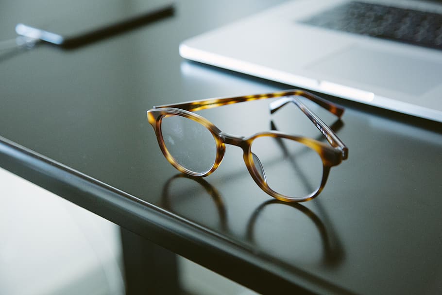 eyeglasses, light, table, reflection, blur, gadget, business HD wallpaper
