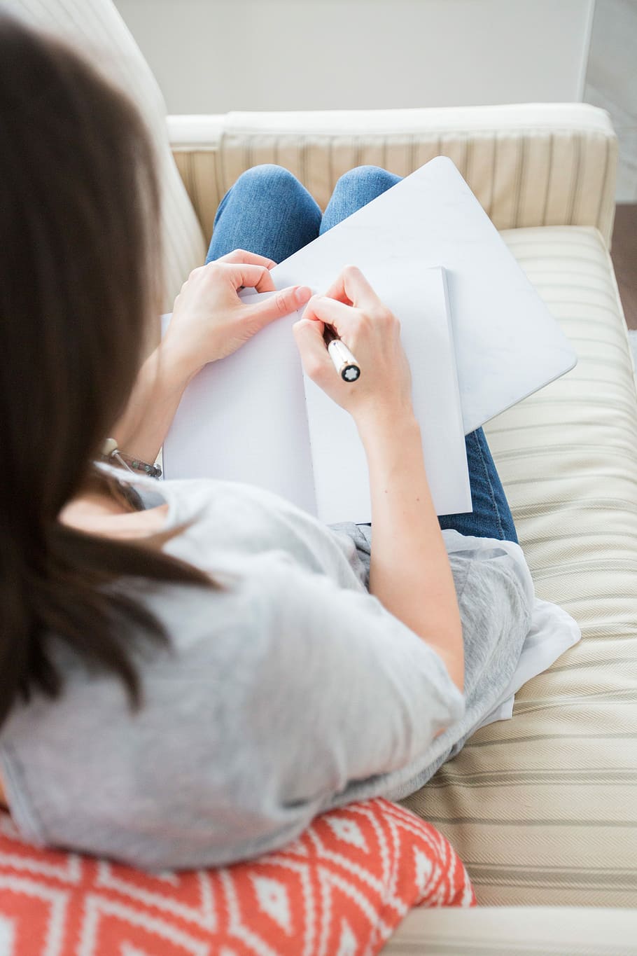 woman writing on white paper, woman using pen to write on white printer paper HD wallpaper